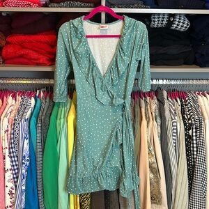 Yes green with white polka dots 3/4 sleeve v neck warp dress size S
